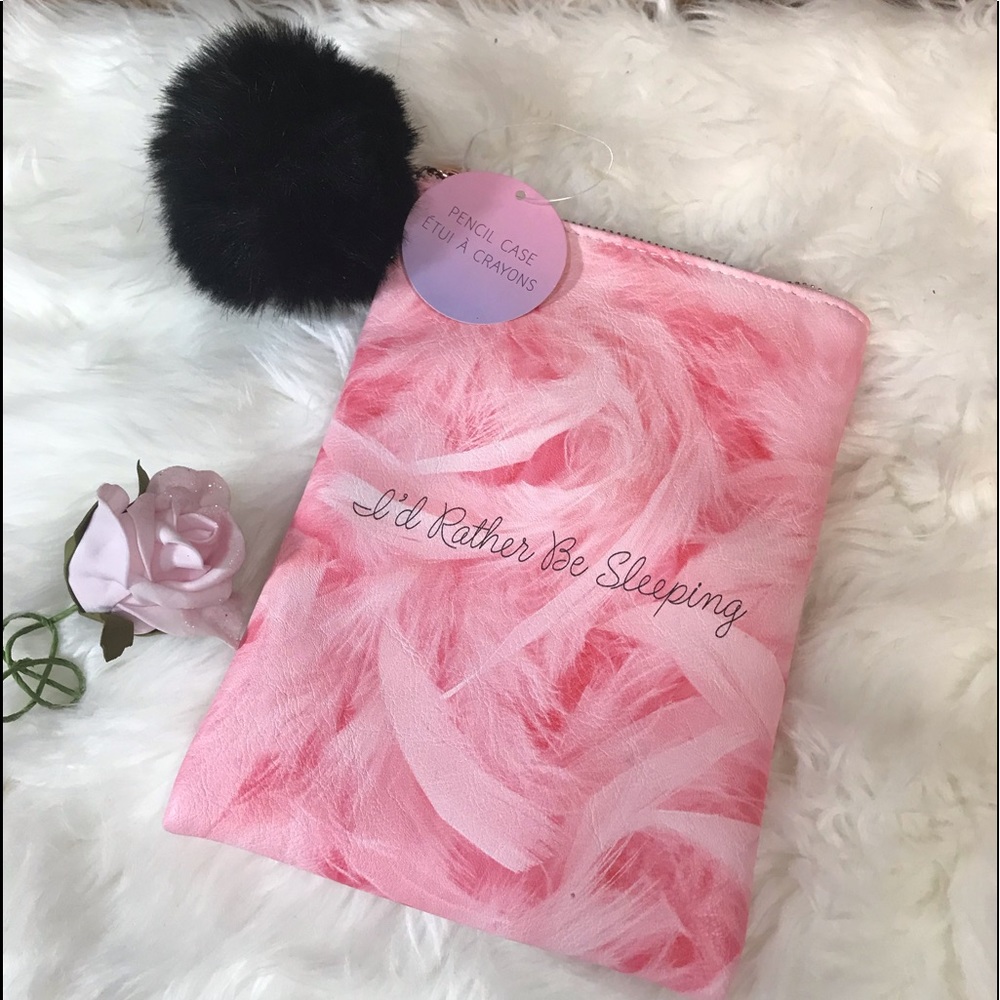 3/25$ Pochette tout usage neuve avec pompom